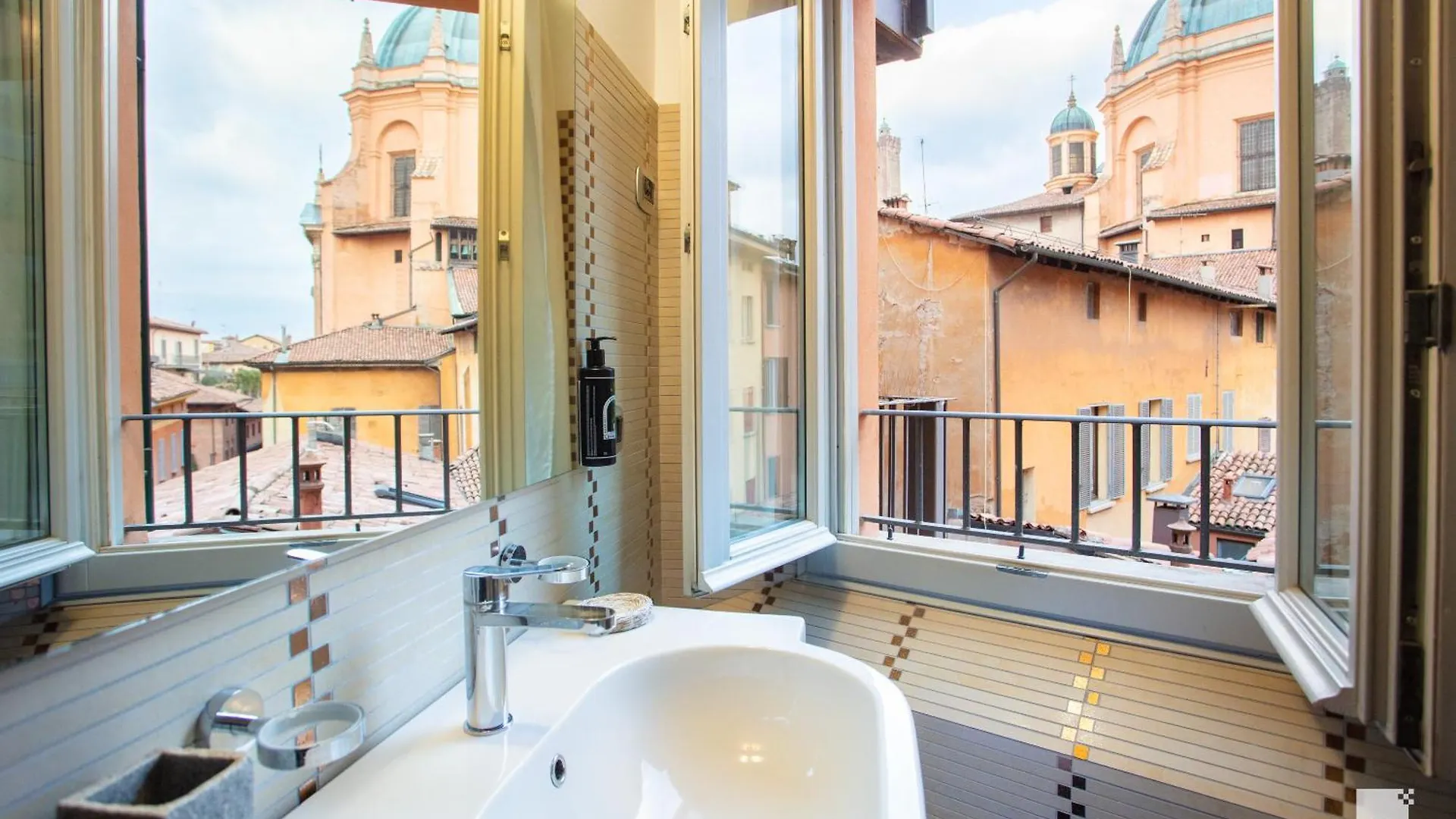 Urbanicooh Asinelli - Balcony On Piazza Maggiore Bologna 0*,