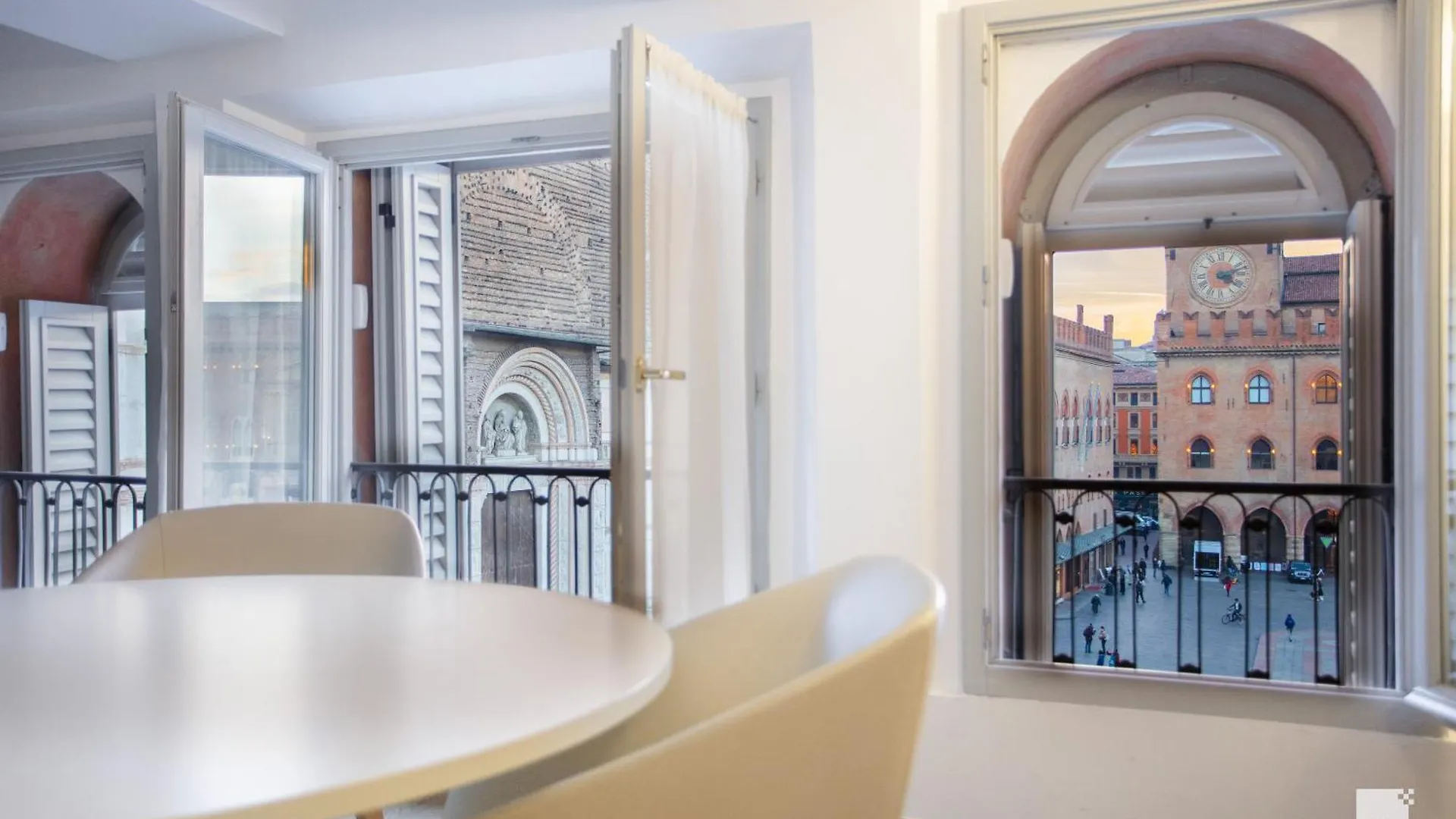 Urbanicooh Asinelli - Balcony On Piazza Maggiore Bologna Apartment